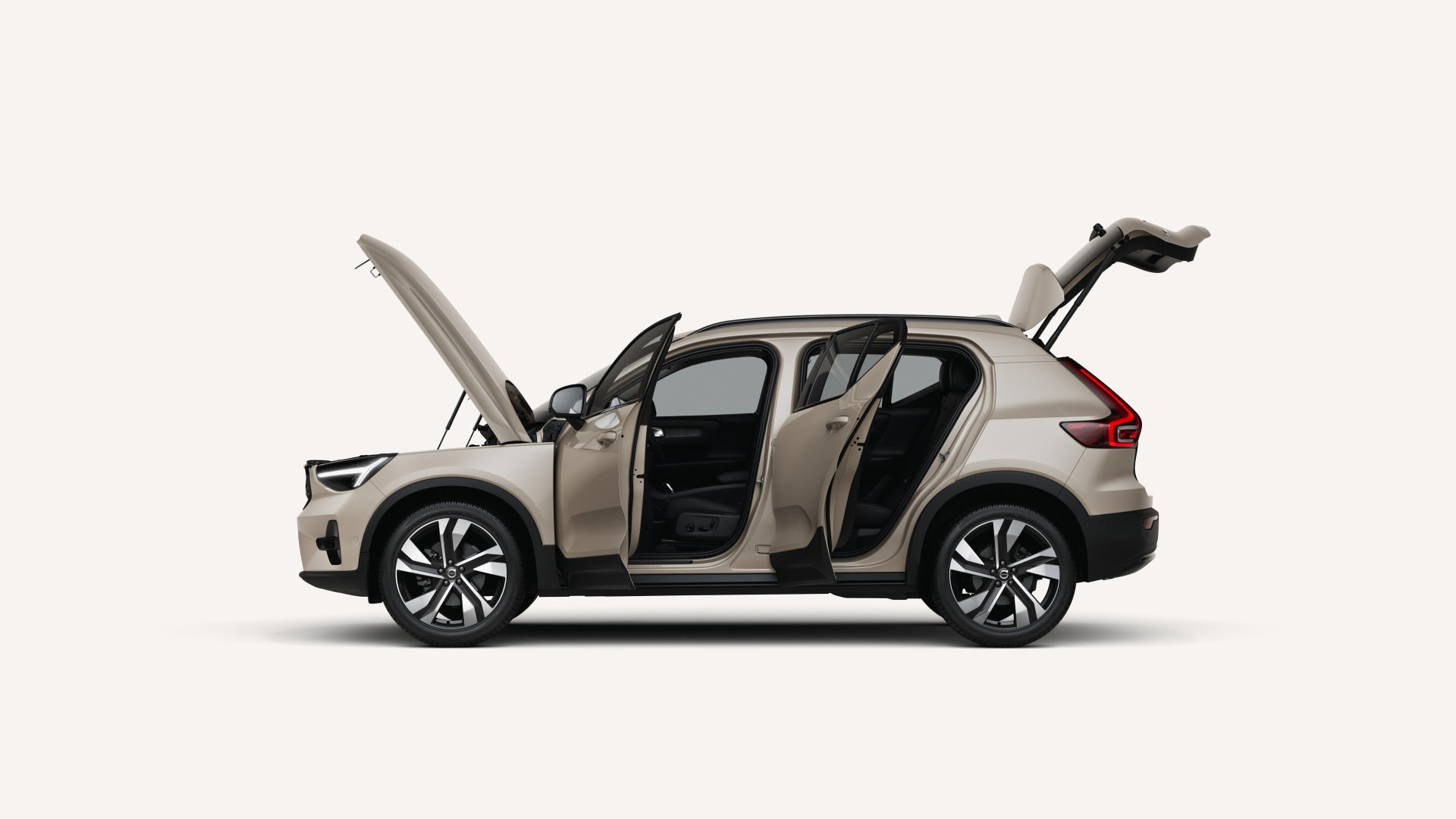 Volvo XC40 con puertas, capó y portón abiertos